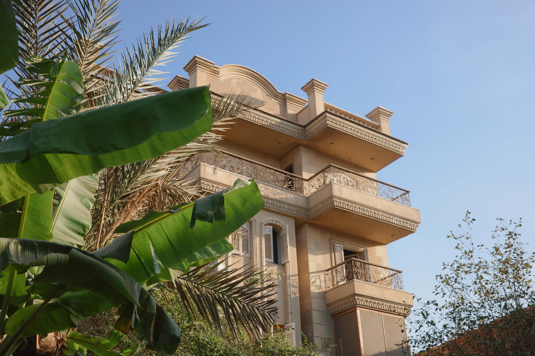 IL CAMPO hotel exterior with lush tropical vegetation
